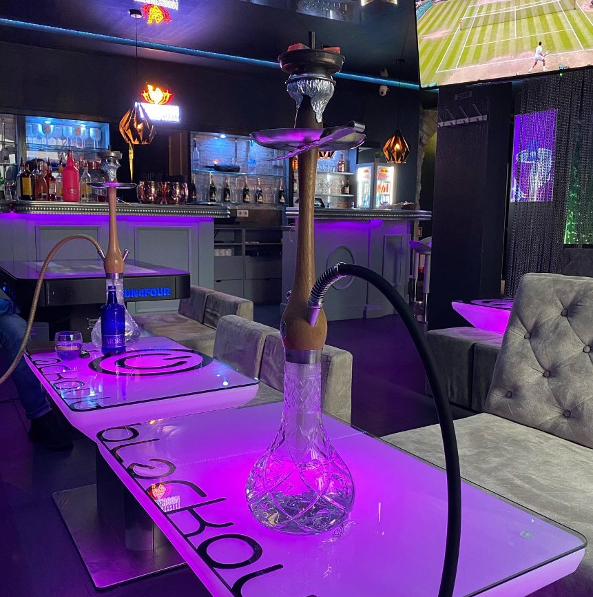Shisha auf einem leuchtenden Tisch im Blackout