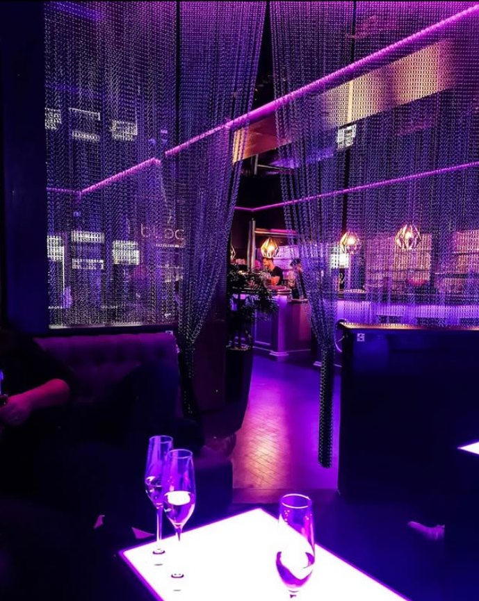 Lounge mit Kettenvorhang und leuchtendem Tisch